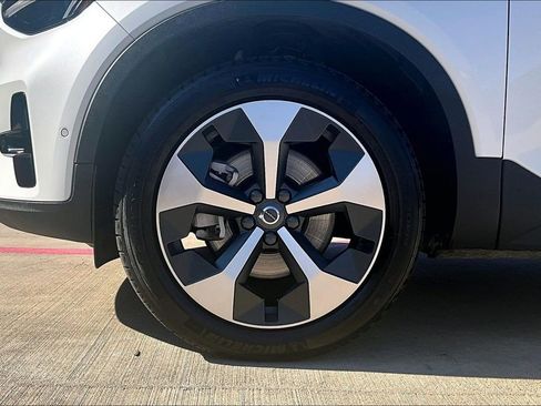 Used 2025 Volvo XC40 B5 Plus image 12