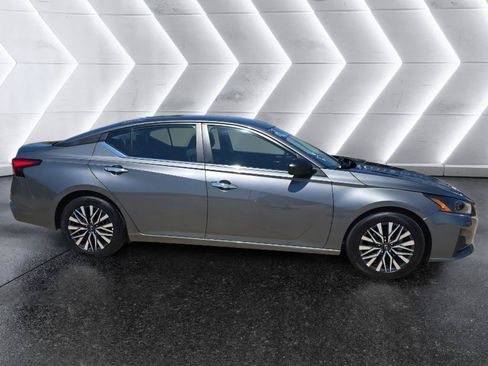 Used 2025 Nissan Altima 2.5 SV FWD image 4