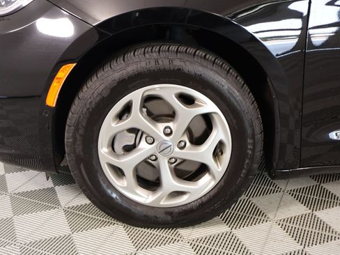 Used 2024 Chrysler Pacifica Limited w/ Uconnect Theater Family Group AWD/4WD image 20