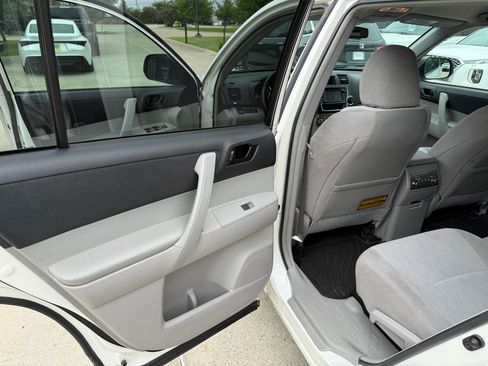 Used 2013 Toyota Highlander FWD w/ Cold Weather Pkg image 12