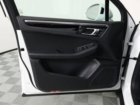 Certified 2026 Porsche Macan AWD/4WD image 20