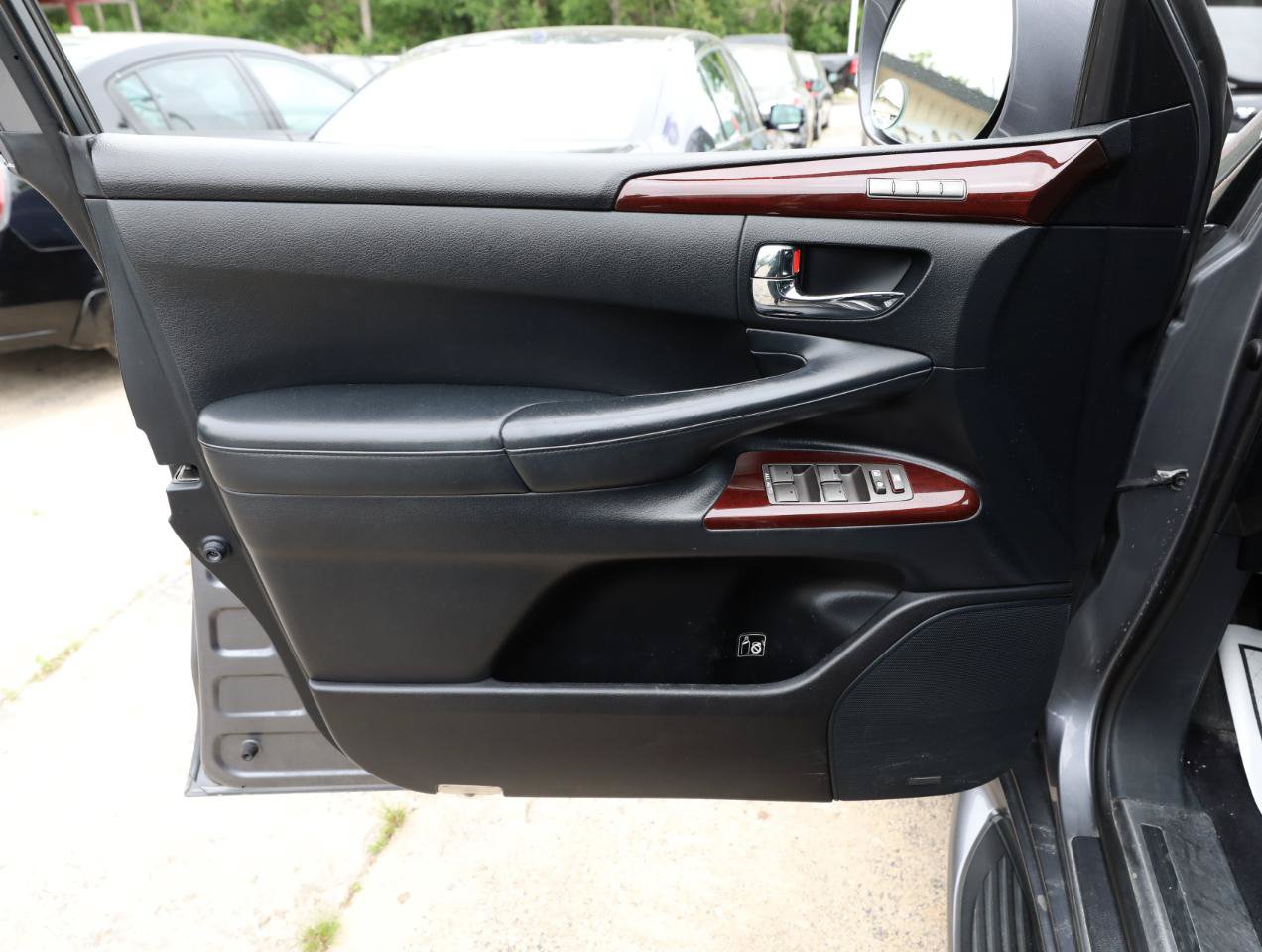 Used 2013 Lexus LX 570 4WD w/ Luxury Pkg image 17