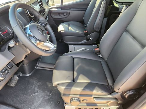 Used 2025 Mercedes-Benz Sprinter 2500 image 11