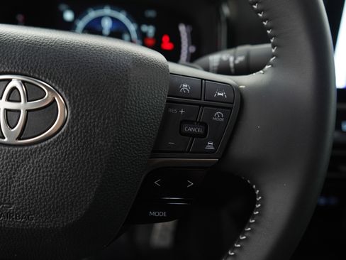 Used 2025 Toyota Camry SE image 27