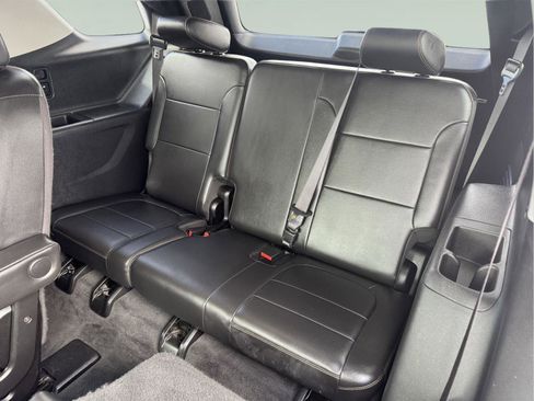 Used 2020 Chevrolet Traverse LT image 16