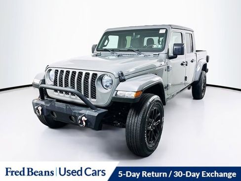 Used 2023 Jeep Gladiator Sport AWD/4WD image 3