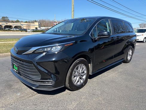Used 2024 Toyota Sienna LE image 2