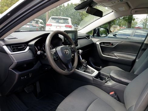 Used 2021 Toyota RAV4 LE image 17