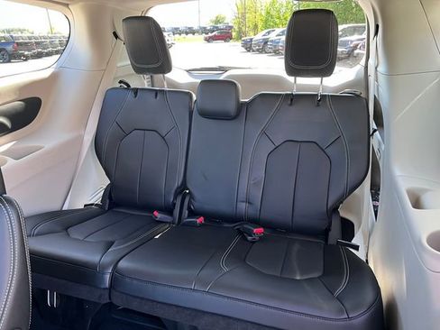 Used 2024 Chrysler Pacifica Touring-L FWD image 7
