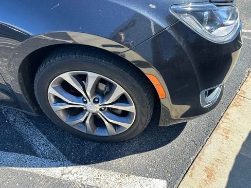 Used 2018 Chrysler Pacifica Limited w/ Tire & Wheel Group FWD image 2