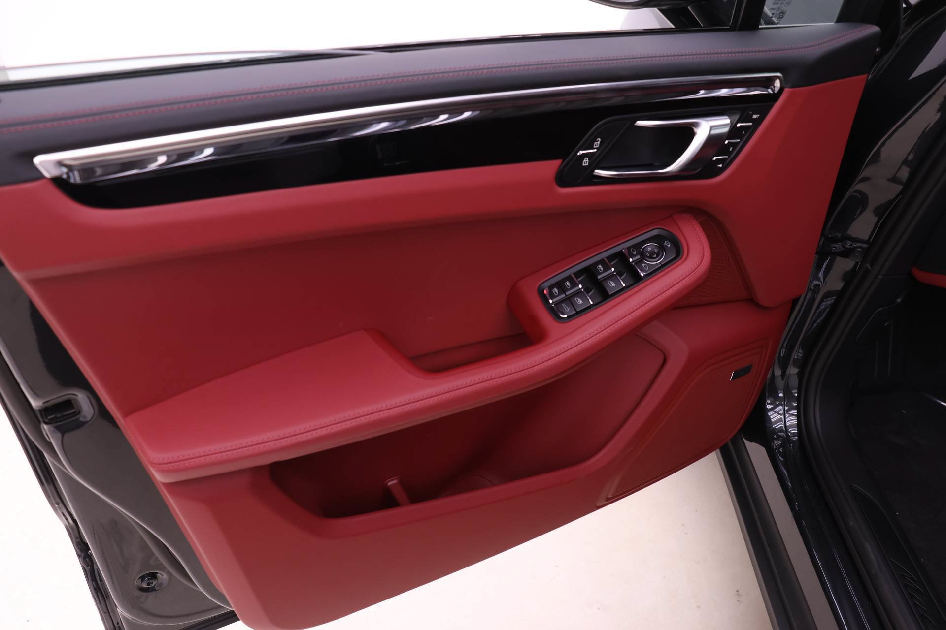 Used 2026 Porsche Macan AWD/4WD image 24