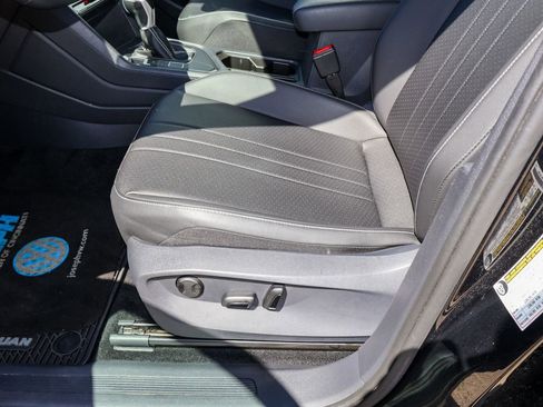 Certified 2023 Volkswagen Tiguan SE image 12