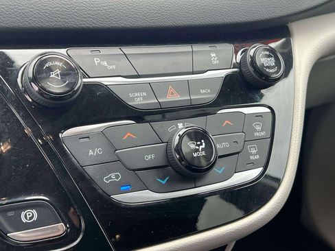Used 2017 Chrysler Pacifica Touring-L FWD image 29