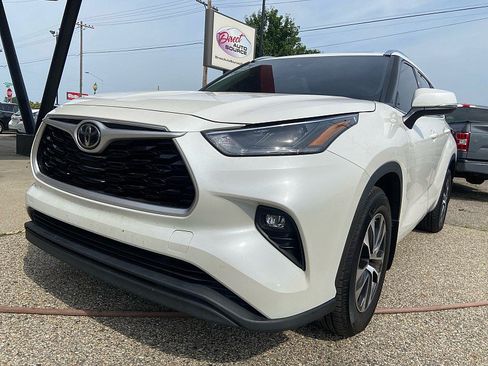 Used 2021 Toyota Highlander XLE AWD/4WD image 31
