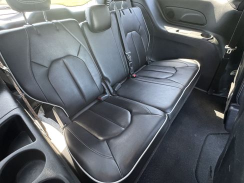 Used 2025 Chrysler Pacifica Limited FWD image 20