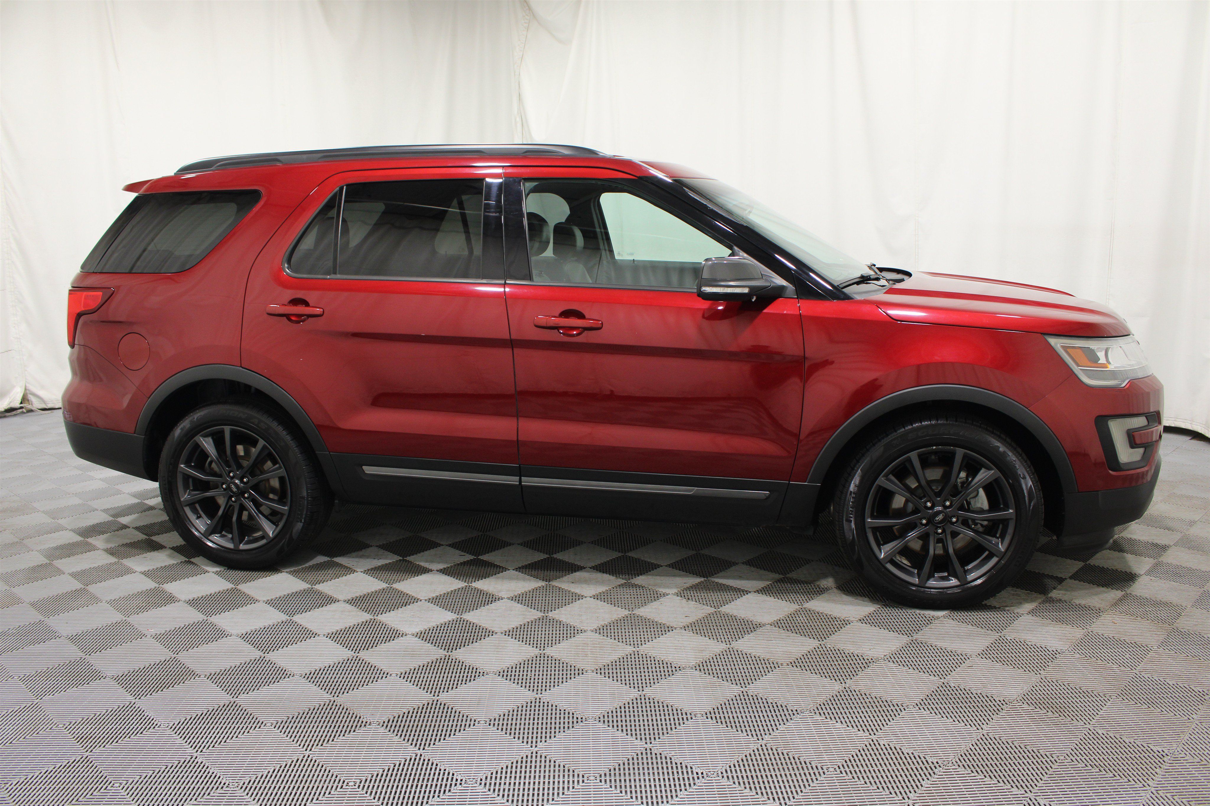 Used 2017 Ford Explorer XLT w/ Equipment Group 202A FWD image 30