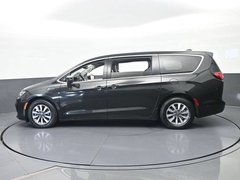 Used 2023 Chrysler Pacifica Touring-L FWD image 3