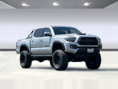 Used 2019 Toyota Tacoma TRD Off-Road w/ Technology Package AWD/4WD image 6