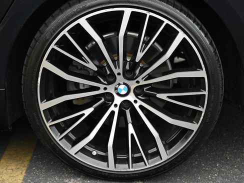 Used 2019 BMW 750i w/ M Sport Package RWD image 9