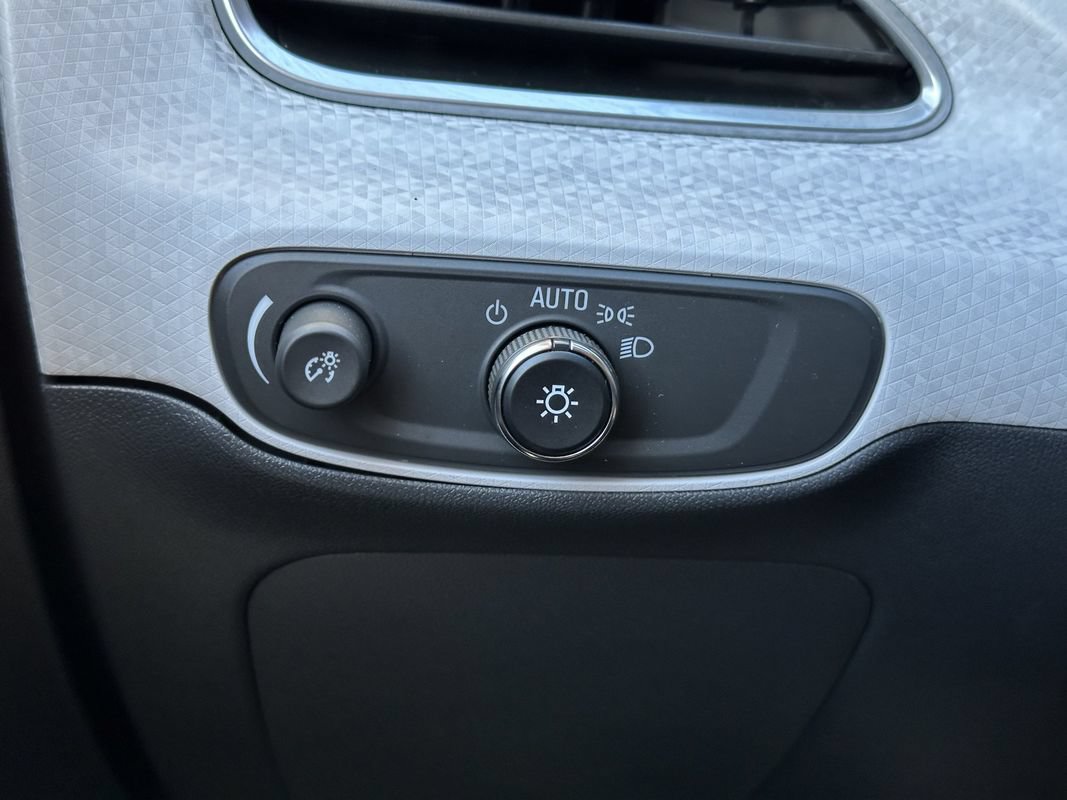 Used 2019 Chevrolet Bolt Premier w/ Infotainment Package FWD image 33