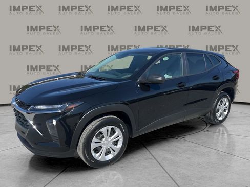 Used 2024 Chevrolet Trax LS image 1