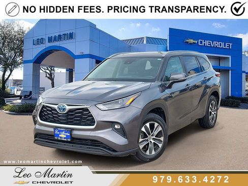 Used 2023 Toyota Highlander XLE FWD image 1