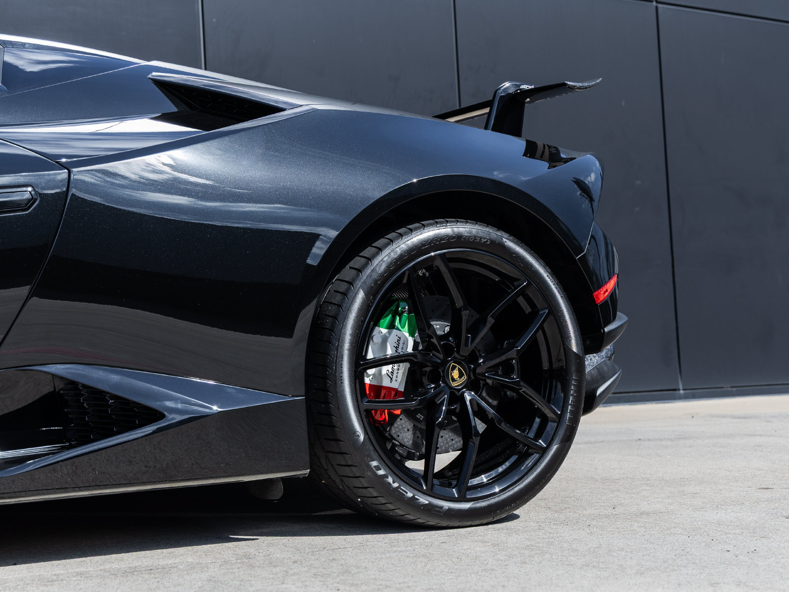 Used 2019 Lamborghini Huracan Performante AWD/4WD image 18