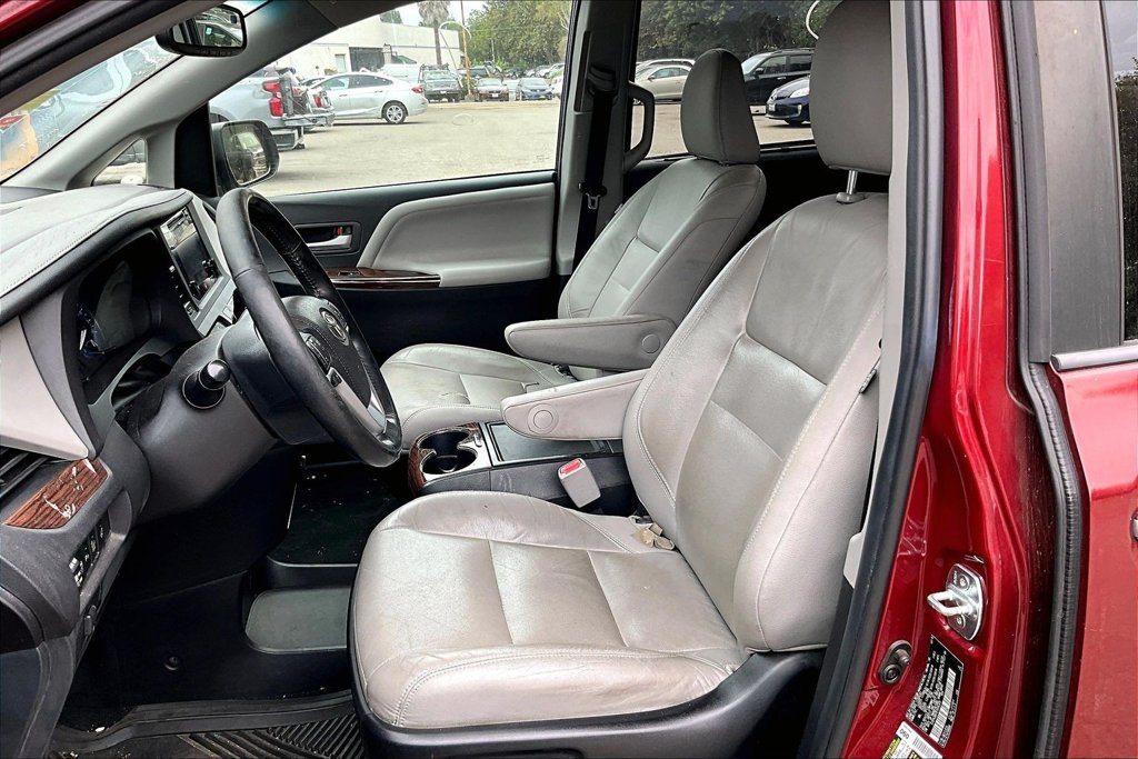 Used 2015 Toyota Sienna Limited FWD image 9