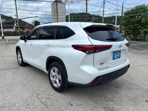 Used 2023 Toyota Highlander LE AWD/4WD image 3