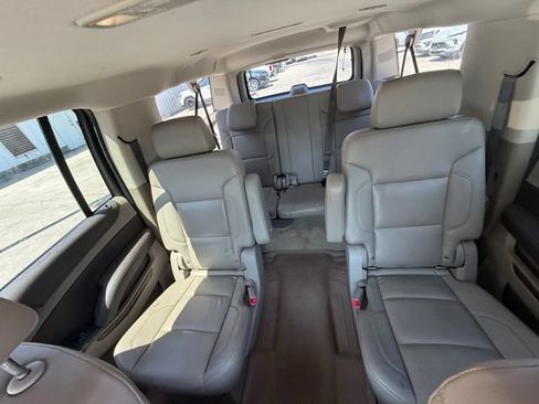 Used 2017 Chevrolet Suburban LT w/ LT Signature Package RWD image 5