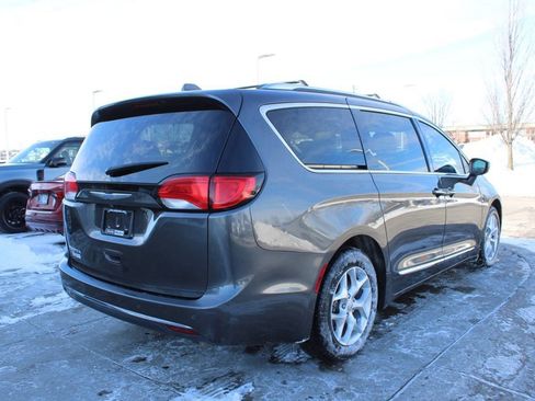 Used 2018 Chrysler Pacifica Touring-L Plus w/ Tire & Wheel Group image 7