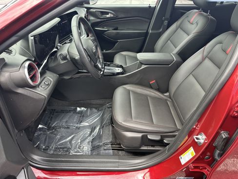 Certified 2024 Chevrolet Trax RS w/ Sunroof Package FWD image 9
