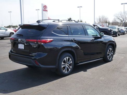 Used 2022 Toyota Highlander XLE image 5