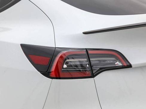 Used 2022 Tesla Model Y Performance AWD/4WD image 9
