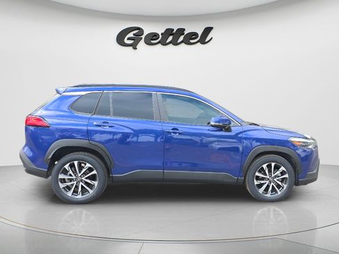 Used 2023 Toyota Corolla Cross XLE image 3