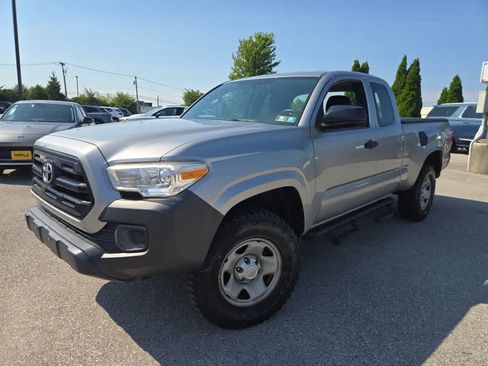 Used 2017 Toyota Tacoma SR RWD image 2