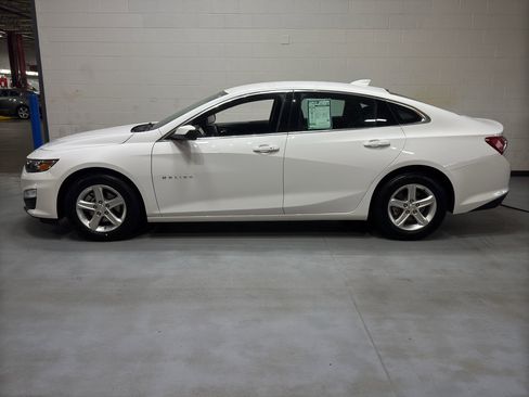 Used 2022 Chevrolet Malibu LT FWD image 2