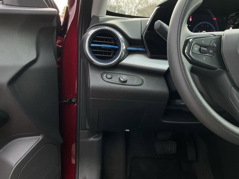 Used 2025 Chevrolet Trax LT image 25