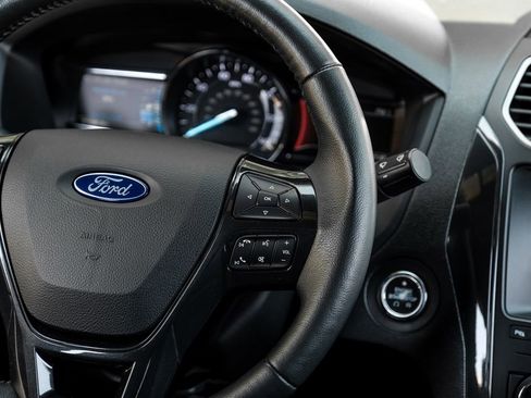 Used 2018 Ford Explorer XLT w/ Equipment Group 202A FWD image 27