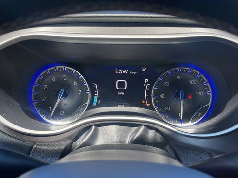 Used 2023 Chrysler Pacifica Touring-L FWD image 13