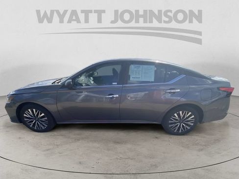 Used 2025 Nissan Altima 2.5 SV FWD image 4