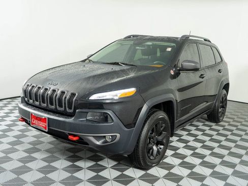 Used 2018 Jeep Cherokee Trailhawk w/ Cold Weather Group AWD/4WD image 3