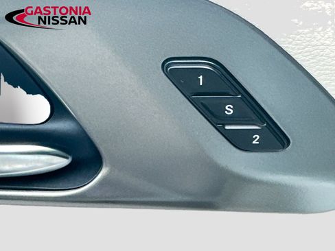 Used 2024 Chrysler Pacifica Touring-L FWD image 25