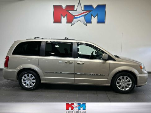 Used 2014 Chrysler Town & Country Touring FWD image 1