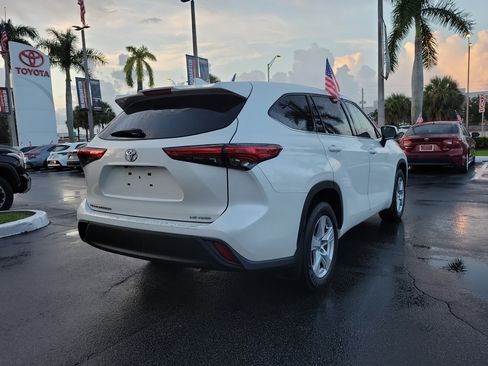 Used 2020 Toyota Highlander LE AWD/4WD image 11