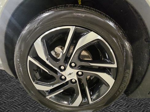 Used 2022 Chevrolet Bolt LT w/ Infotainment Package FWD image 12