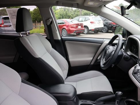 Used 2018 Toyota RAV4 XLE AWD/4WD image 8