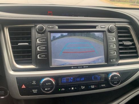 Used 2017 Toyota Highlander SE image 16