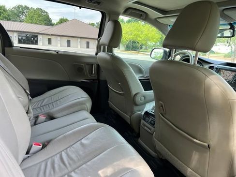 Used 2013 Toyota Sienna XLE w/ Premium Pkg FWD image 17
