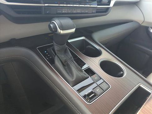 Used 2021 Toyota Sienna XLE w/ XLE Plus Package image 10